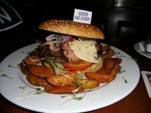 Burger: Zeitpunkt des Essens entscheidend (Foto: pixelio.de, Hartmut910)