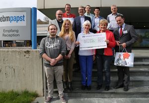 Die symbolische Scheckübergabe in Mulfingen (Foto: ebm-papst)