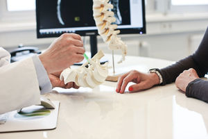 Beim Arzt: Würmer stehen Modell (Foto: Ligamenta Wirbelsäulenzentrum/pixelio.de)