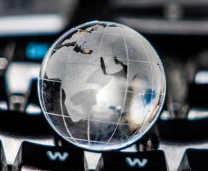 Globus auf Tasten: Internet-Wirtschaft boomt (Foto: pixelio.de, Thorben Wengert)