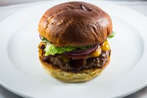 Burger: Chemikalien gelangen in den Körper (Foto: pixelio.de, Dominik Wieland)