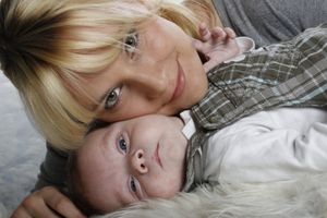 Mutterglück: Das kostet in höherem Alter weniger (Foto: Lisa Schwarz/pixelio.de)