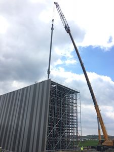 Der Mobilkran hebt einen rund 33 Meter langen Mast eines RBGs. (Foto: ebm-papst)