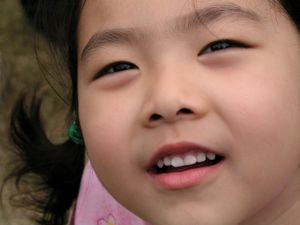 Mädchen: Sind der Volksrepublik seltener fettleibig (Foto: pixelio.de, eckwe)