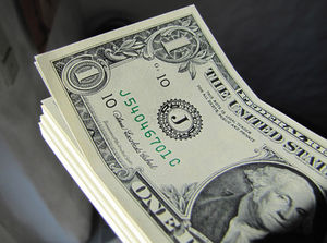 Dollar-Noten: Praktikanten verdienen sich goldene Nase (Foto: pixelio.de, Sturm)
