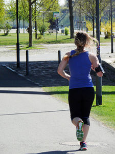 Laufen: Mensch lässt hierbei Vergangenheit hinter sich (Foto: pixelio.de, Lupo)