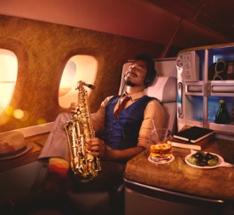Entspannter Passagier: Emirates profitiert vom Ölpreis (Foto: emirates.com)