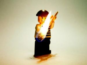 Lego-Männchen: trägt immer öfter Waffen (Foto: Jürgen Acker, pixelio.de)