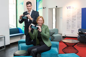 Gregor Almássy & Petra Stolba mit VR-Brillen (Foto: ÖW/Rainer Fehringer)