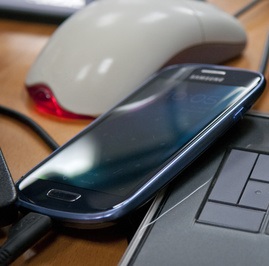 Handy via USB laden: Einfallstor für Hacker (Foto: pixelio.de, Jörg Brinckheger)