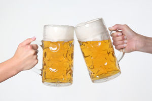 Bierkrüge: Online zu trinken, schafft Probleme (Foto: pixelio.de/Tim Reckmann)