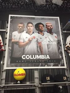 Peinliches Adidas-Plakat mit 