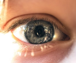 Auge: Frauen interpretieren Bilder stärker (Foto: pixelio.de, Andreas Sulz)
