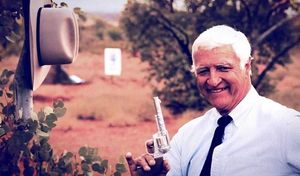 Bob Katter: Der Kandidat posiert mit Pistole und lacht (Foto: youtube.com)