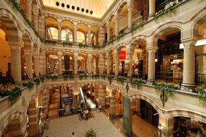 Shopping: Großzügigkeit lockt Kunden (Foto: Hans-Jürgen Spengemann, pixelio.de)