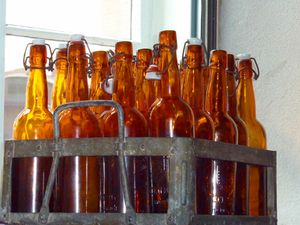 Leere Flaschen: Manchmal muss das Bier dran glauben (Foto: pixelio.de/Lupo)