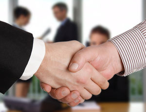 Handschlag: Essgewohnheiten an Chefs anpassen (Foto: Q.pictures/pixelio.de) Handschlag: Essgewohnheiten an Chefs anpassen (Foto: Q.pictures/pixelio.de)