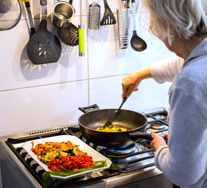 Frau kocht: Gute Diabetes-Vorsorge (Foto: pixelio.de/Rainer Sturm)