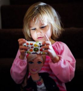 Mädchen mit Handy: Kauflust beginnt früh (Foto: flickr.com/r. nial bradshaw)