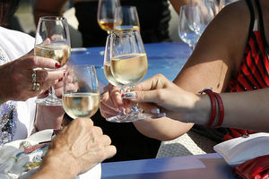 Anstoßen: Aktivierte Neuron haben großen Einfluss (Foto: pixelio.de, Q.pictures)