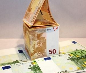 Immobilie aus Geld: Preise ziehen massiv an (Foto: pixelio.de, Benjamin Klack)