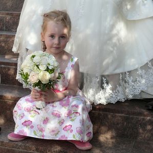 Mädchen mit Brautstrauß: Kinderkriegen vor Hochzeit (Foto: pixelio.de/Lupo)