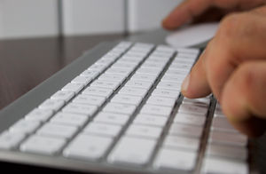 Tastatur: Social Media als Infoquelle umstritten (Foto: pixelio.de/l-vista)