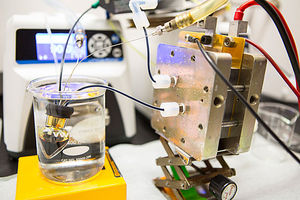 Labortest: Flüssigspeicher für viel Strom (Foto: Kaixiang Lin, Harvard)