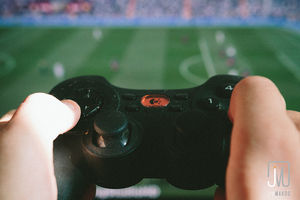 Controller in der Hand: virtueller Fußball boomt (Foto: flickr.com/Jim Makos) Controller in der Hand: virtueller Fußball boomt (Foto: flickr.com/Jim Makos)