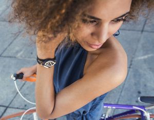 Frau mit Leaf Urban: Hübsch verpackter Fitnesstracker (Foto: Bellabeat)