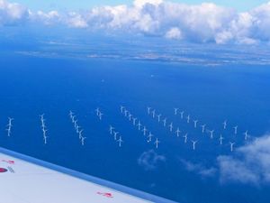 Windpark: Küstennahe Energiegewinnung (Foto: pixelio.de/Gabi Schönemann)