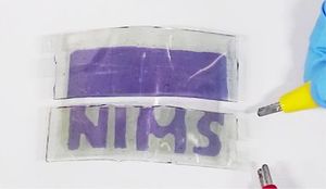 Display: Kann zerschnitten werden und Text anzeigen (Foto: NIMS)