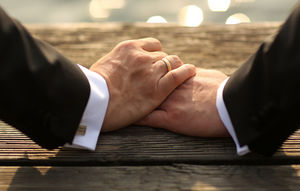 Ehering: Job-Status entscheidend für Ehe (Foto: pixelio.de/hochzeitsfotograf)