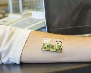 Sensor: Kann ganz einfach auf den Arm geklebt werden (Foto: UC San Diego)