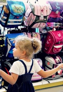 Schultaschen: Kinder bestimmen die Wahl (Foto: pixelio.de/Helene Souza)