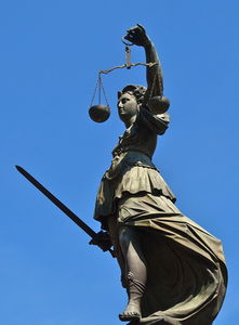 Justitia: widerspenstige Start-ups kommen gut an (Foto: pixelio.de, Florentine)