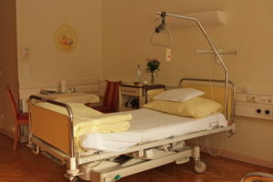 Krankenbett: Längerer Aufenthalt hilft oft (Foto: pixelio.de/Christa El Kashef)
