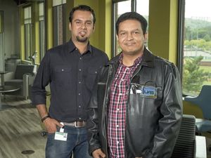 Forscher: Rasib Khan und Ragib Hasan, Letzterer mit Jacke (Foto: UAB)