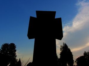 Kreuz: Ärzte mit Suizid-Fällen überfordert (Foto: pixelio.de, Lutz Stallknecht)