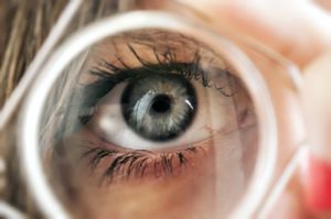 Fliegende Mücken im Auge: Eine Glaskörpertrübung? (© lpictures - Fotolia)