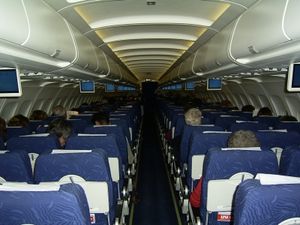 Im Flugzeug: Kunden werden anspruchsvoller (Foto: pixelio.de, Rolf Blanc)