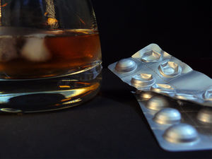 Alkohol und Tabletten: parallele Einnahme möglich (Foto: pixelio.de, Lupo)