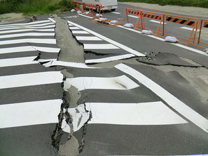 Straßenschäden nach Erdbeben in Japan (Foto: flickr.com/Daisuke Tsuda)