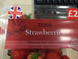 Tesco-Erdbeeren: Flaggenstreit wird politisch (Foto: twitter.com/Vickie Allen)
