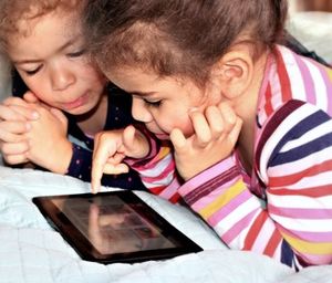 Kinder mit iPad: Das beruhigt sie vor einer OP (Foto: pixelio.de, Helene Souza)