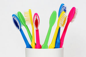 Plastik-Zahnbürsten: Billig kann teuer kommen (Foto: Tim Reckmann, pixelio.de) Plastik-Zahnbürsten: Billig kann teuer kommen (Foto: Tim Reckmann, pixelio.de)