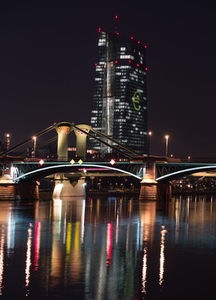 EZB bei Nacht: Banken bunkern viel Geld (Foto: pixelio.de/Sandro Almir Immanuel)