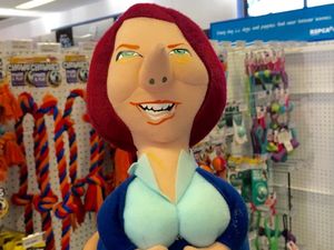 Julia Gillard als Puppe: kommt nicht gut an (Foto: twitter.com, @couriermail)