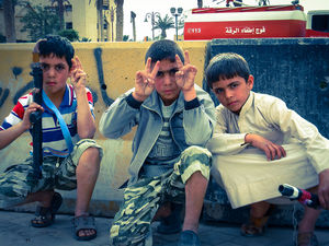 Kinder: posieren mit Waffen in Ar-Raqqa (Foto: flickr.com/Beshr Abdulhadi)