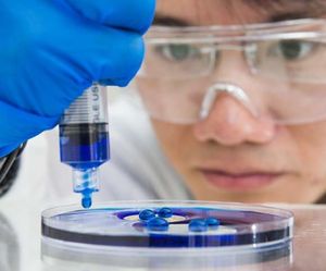 Nanospray im Test: Es schützt gut vor Korrosion (Foto: Stuart Hay, anu.edu.au)